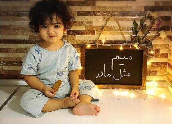 عکس ماهگرد نوزاد با تخته سیاه