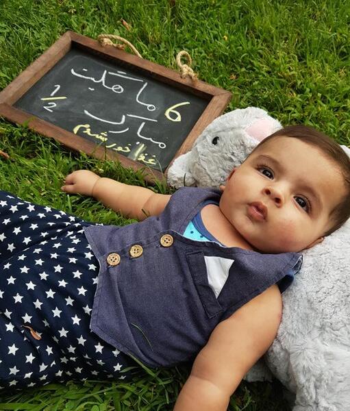 عکس ماهگرد نوزاد با تخته سیاه