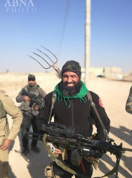 عکس حاج قاسم سلیمانی با تفنگ
