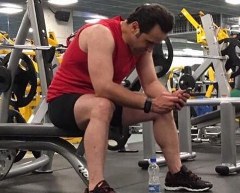 عکس بهرام رادان در باشگاه بدنسازی