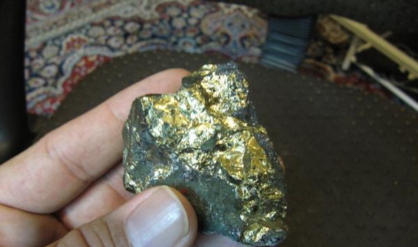 عکس سنگ طلایی
