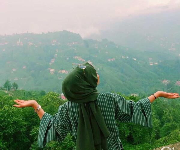 ژست عکس دخترانه باحجاب در طبیعت