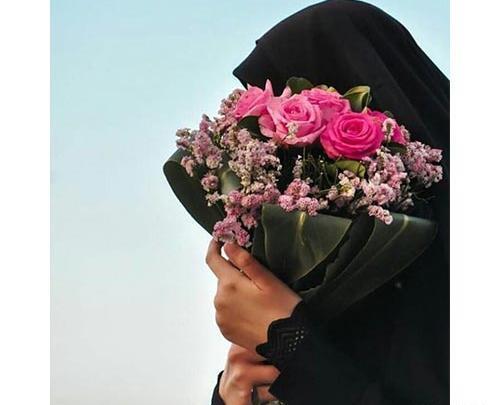 عکس دختر چادری گل به دست