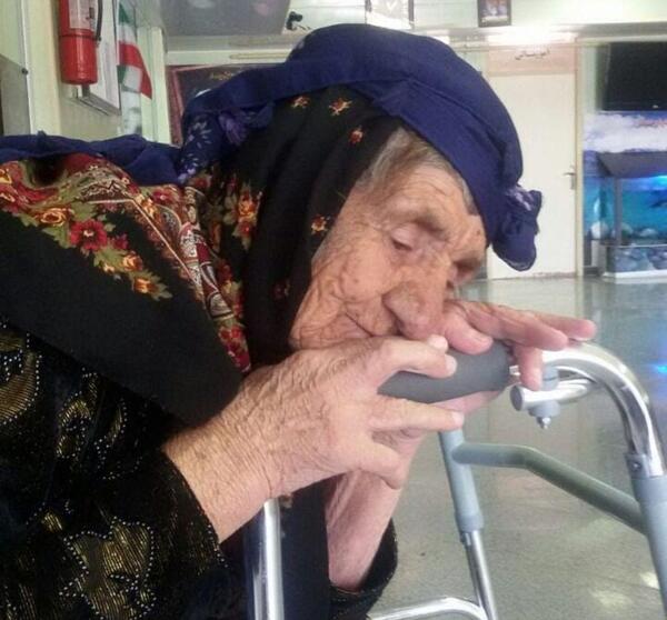 عکس مادر چشم انتظار