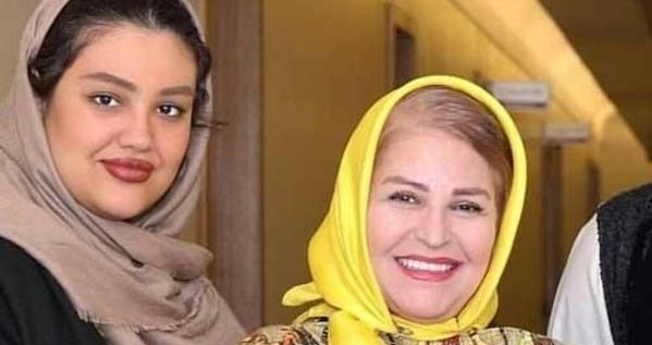 عکس اکرم محمدی با دخترش