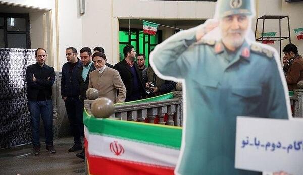 عکس سردار سلیمانی هنگام رای دادن