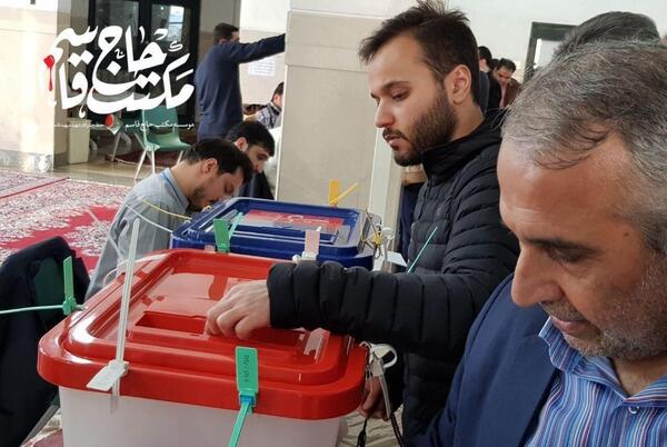 عکس سردار سلیمانی هنگام رای دادن