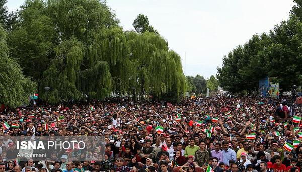 عکس پیاده روی خانوادگی مشهد مقدس