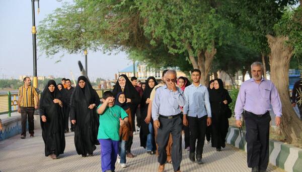 عکس پیاده روی خانوادگی