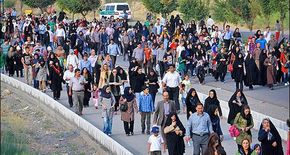 عکس پیاده روی خانوادگی