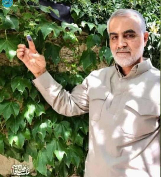 عکس حاج قاسم سلیمانی ایستاده