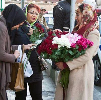 عکس دختر چادری که گل دستشه