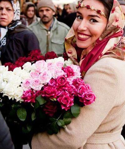 عکس دختر چادری که گل دستشه