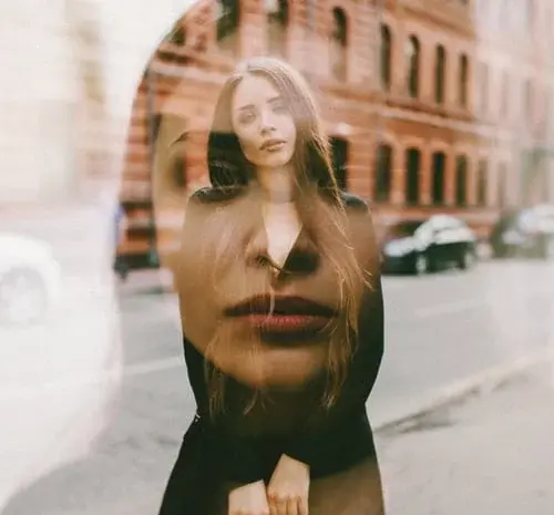 عکس دختر تنها ایستاده