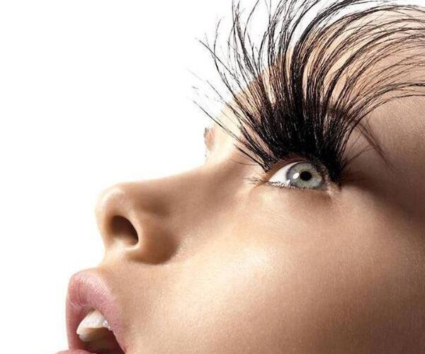 عکس تبلیغ کاشت مژه