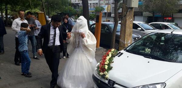 عکس عروس و داماد پای صندوق رای