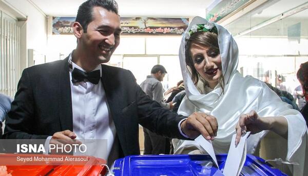 عکس عروس و داماد پای صندوق رای