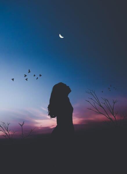 عکس دختر تنها در شب بارانی