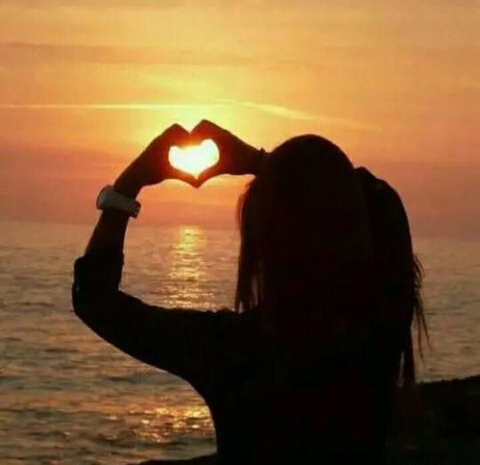 عکس دختر تنها در شب بارانی