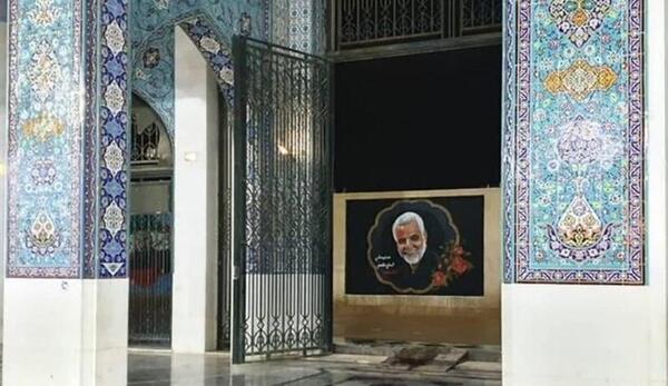 عکس سردار سلیمانی روبروی حرم حضرت زینب