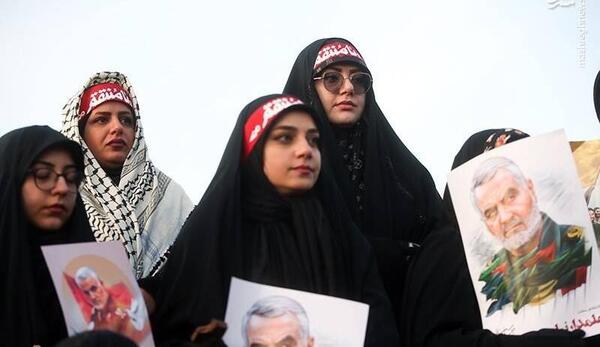 عکس دختر چادری با عکس حاج قاسم