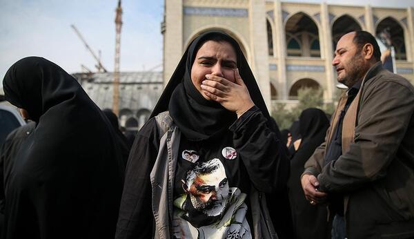 عکس دختر چادری با عکس حاج قاسم