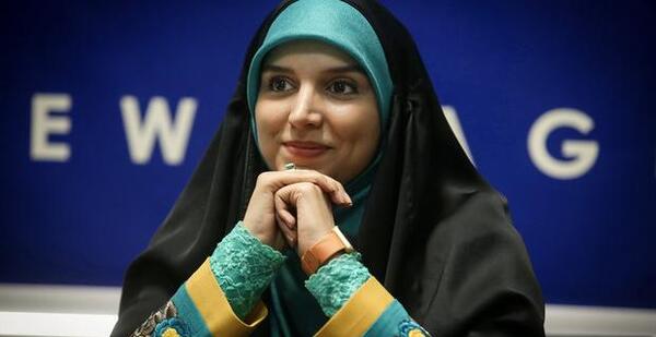 عکس دختر چادری با عکس حاج قاسم