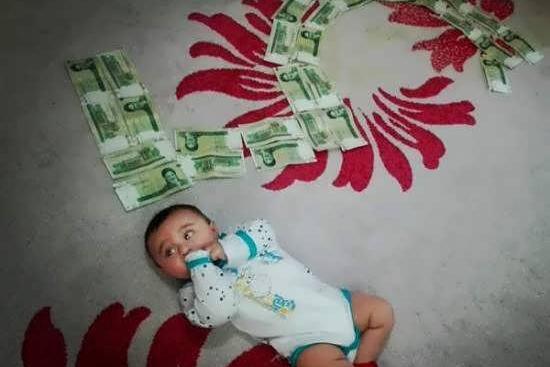 عکس ماهگرد نوزاد با وسایل دور ریختنی