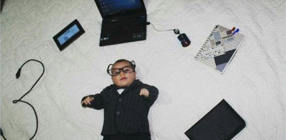 عکس ماهگرد نوزاد با کتاب