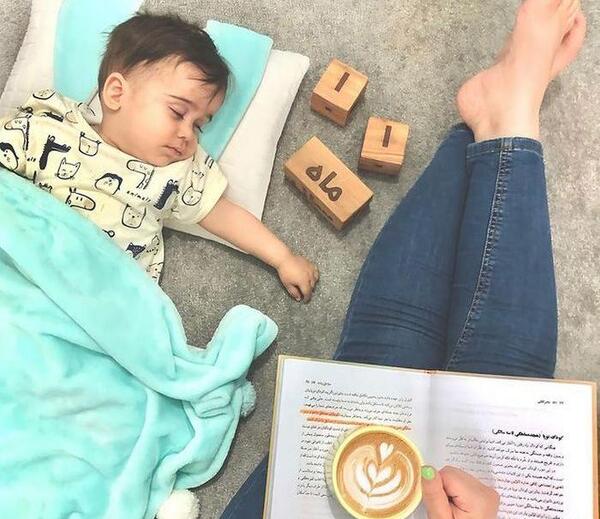 عکس ماهگرد نوزاد با کتاب
