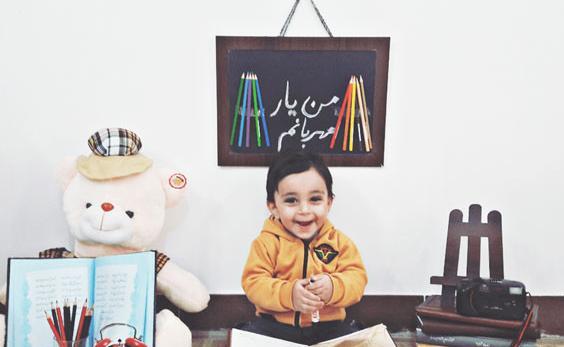 عکس ماهگرد نوزاد با کتاب
