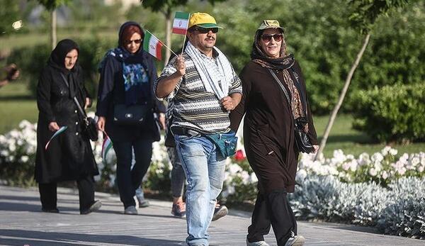 عکس پیاده روی با دوستان