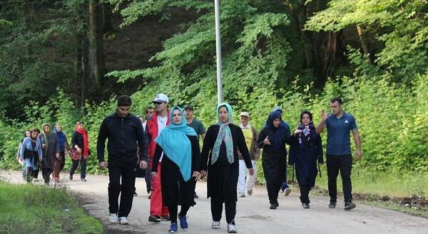 عکس پیاده روی با دوستان