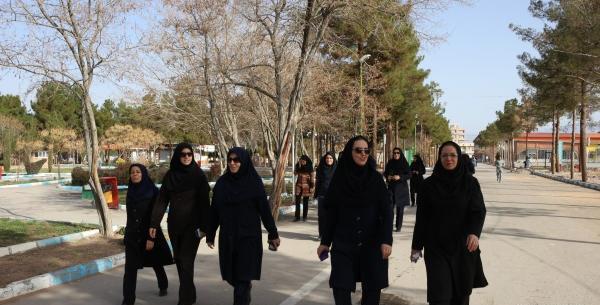عکس پیاده روی با دوستان