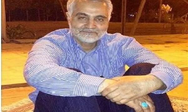عکس حاج قاسم سلیمانی با لباس بلوچی