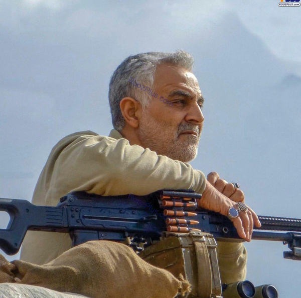 عکس حاج قاسم سلیمانی با لباس بلوچی