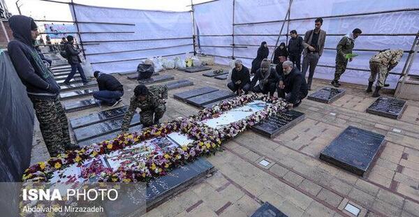 عکس حاج قاسم سلیمانی با لباس بلوچی