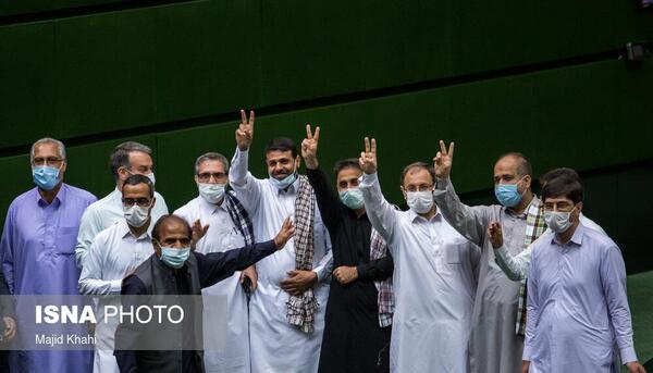 عکس حاج قاسم سلیمانی با لباس بلوچی