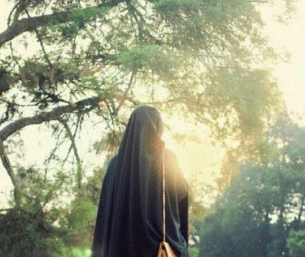 عکس دختر چادری روی نیمکت