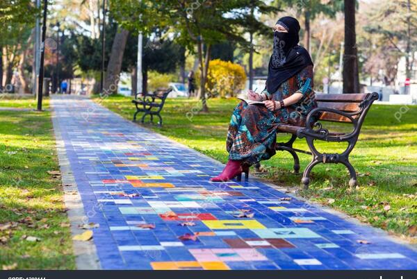 عکس دختر چادری روی نیمکت