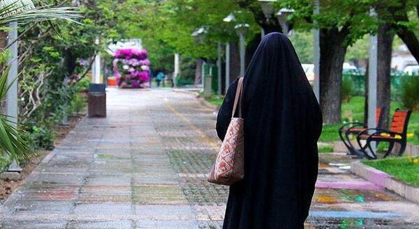عکس دختر چادری روی نیمکت