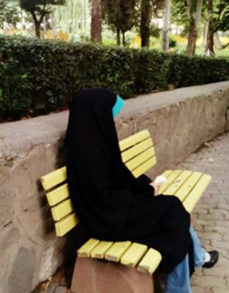 عکس دختر چادری روی نیمکت