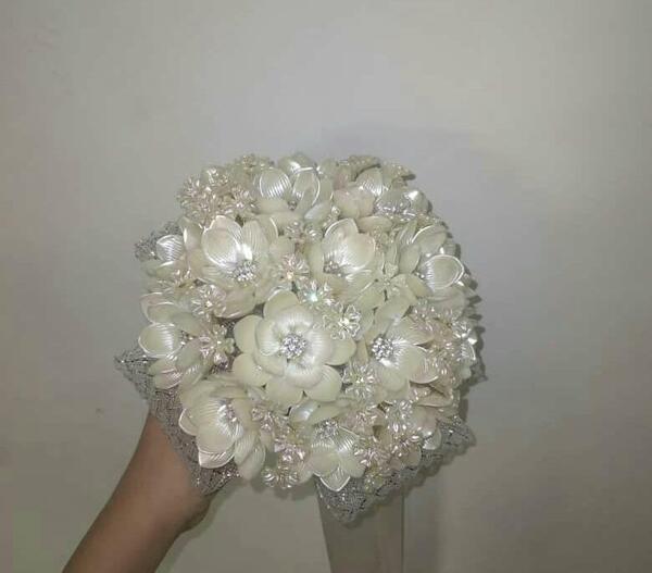 عکس دسته گل کریستالی عروس