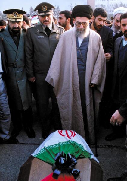 عکس سردار سلیمانی کنار امام حسین