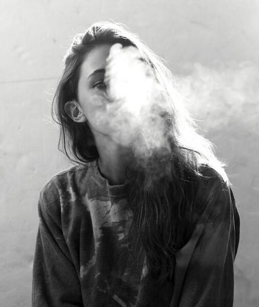 عکس یک دختر تنها و غمگین