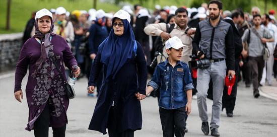 عکس پیاده روی در خیابان