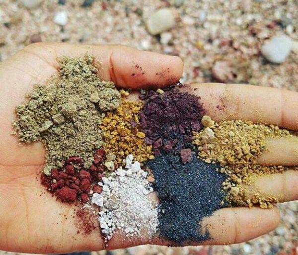عکس خاکهای رنگی جزیره هرمز