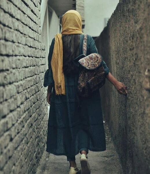 عکس دختر غمگین با شال