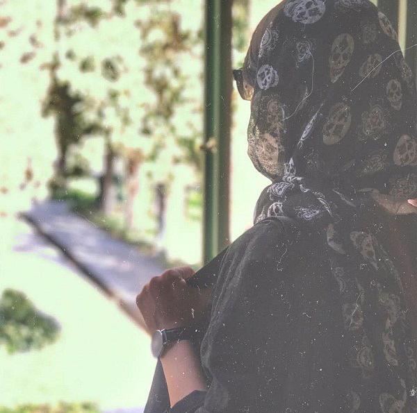 عکس دختر غمگین با شال
