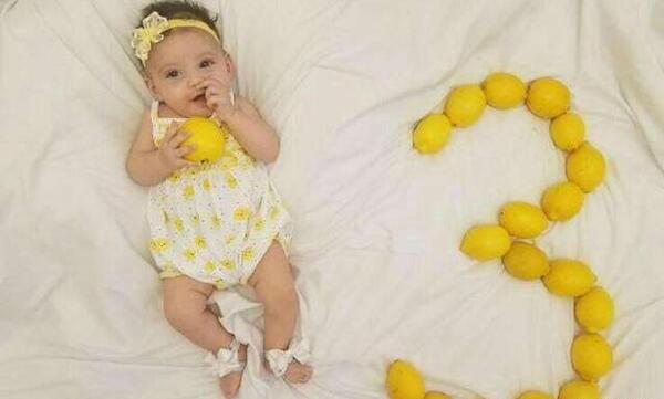 عکس ماهگرد نوزاد با موز